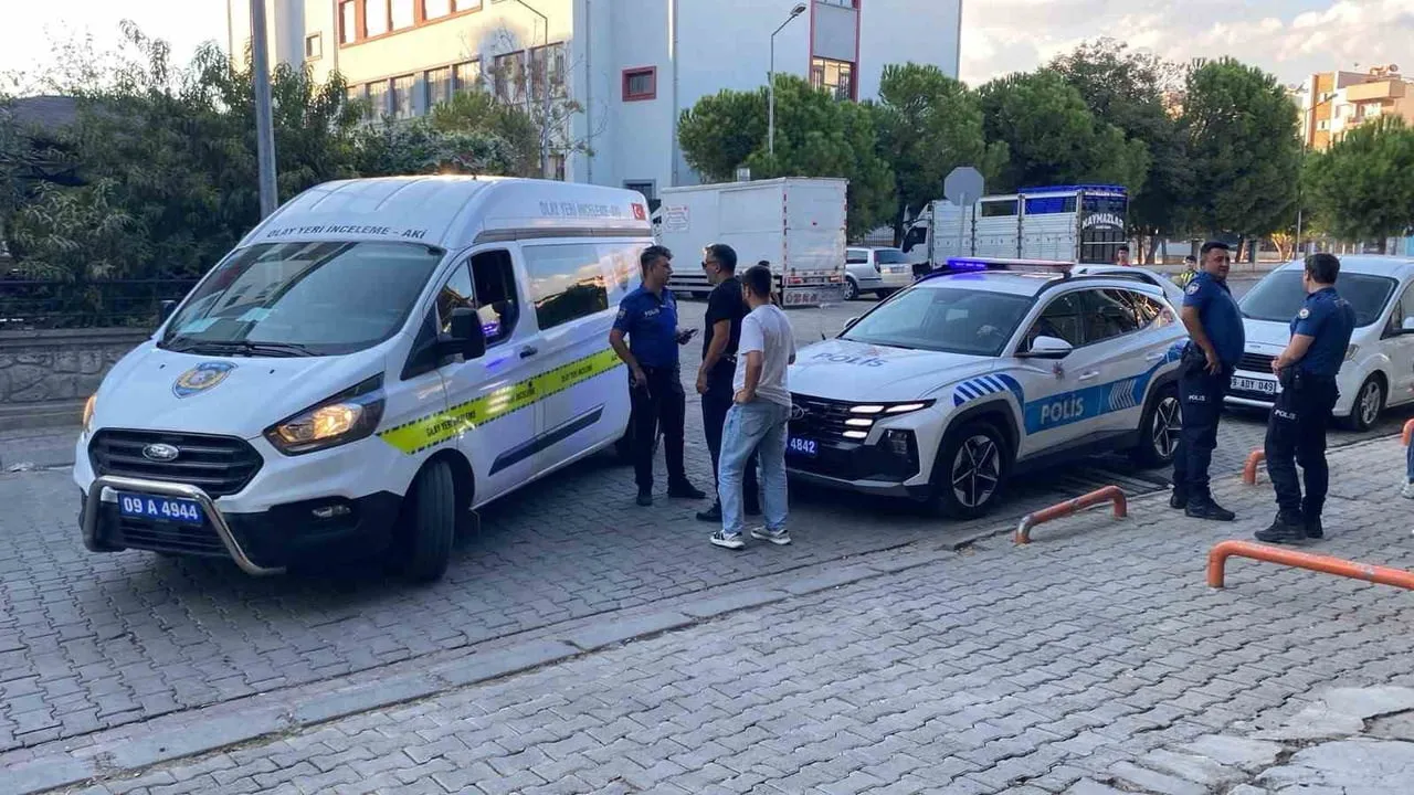 Efeler'de okul önünde park halindeki araçtan pompalı tüfek çıktı