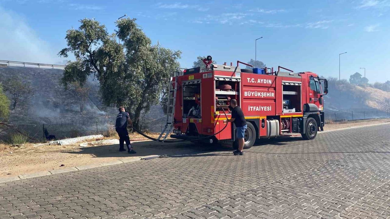Efeler'de otluk yangını ekipler yoğun dumanla mücadele ediyor