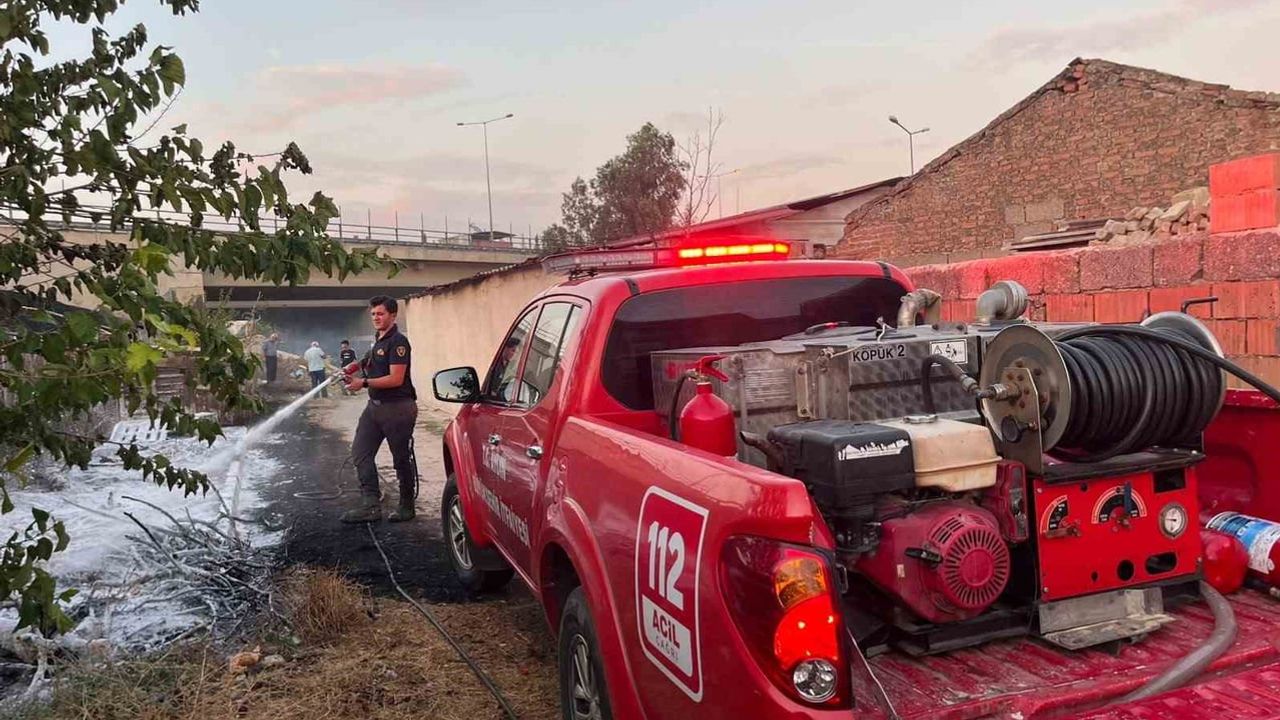 Efeler'de otluk yangını rüzgarla yayıldı, itfaiye yerleşimi korudu