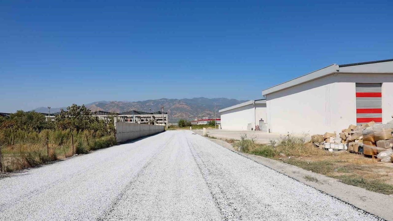 Efeler'den Tepecik'e 15 bin metrekarelik yol yenileme çalışması