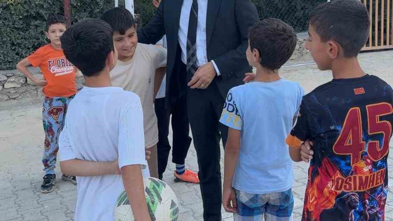 Eğil'de öğrenime destek: birinci sınıflara kırtasiye ve çanta dağıtıldı