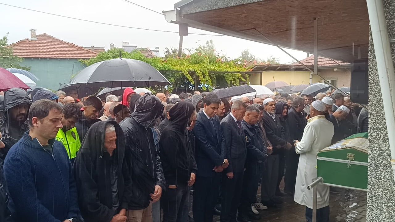 Eğitim camiası sağanak altında müdürünü uğurladı