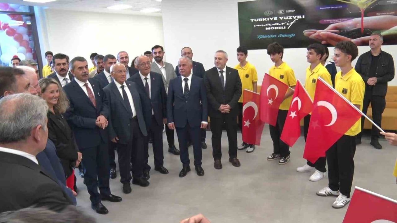 Eğitim kurumları dünyadaki muadilleriyle rekabet edebilir, Tekin Şile'de açılışta konuştu