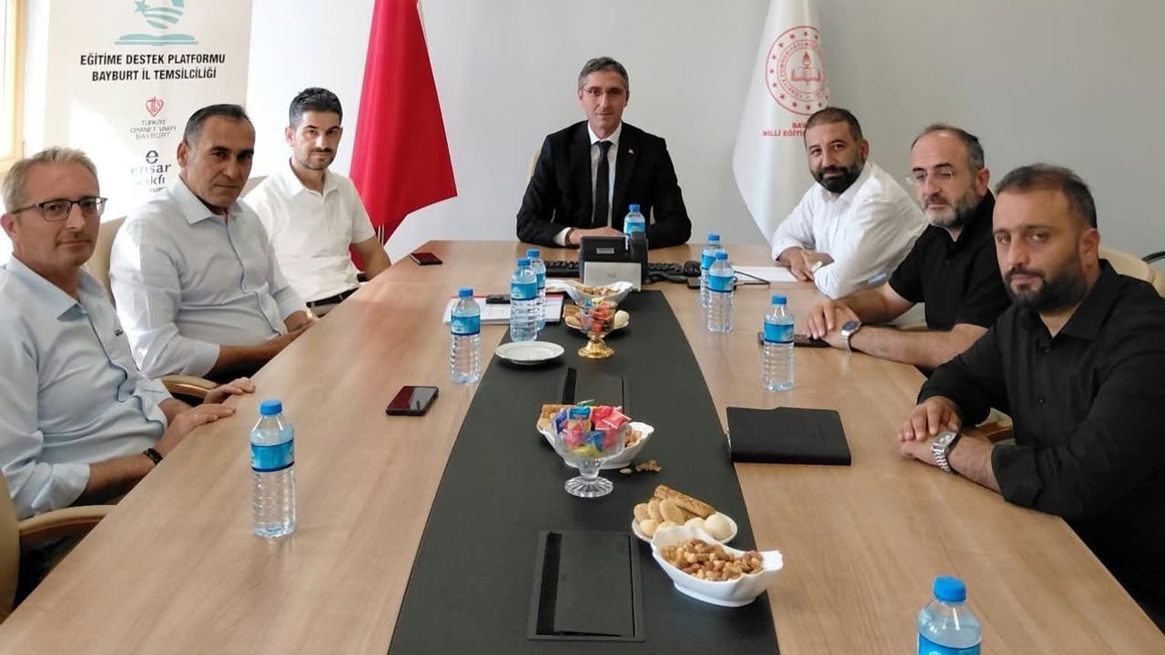 Eğitime destek platformu Bayburt'ta yeni dönem hazırlıklarını masaya yatırdı