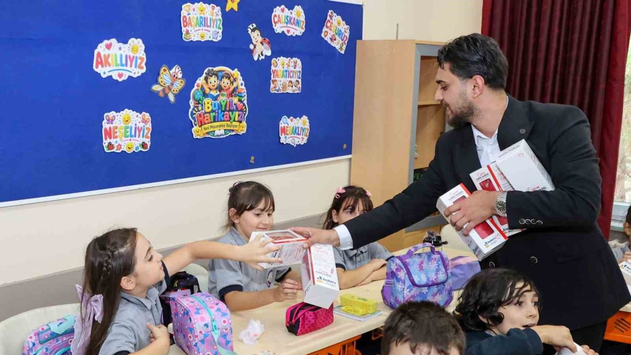 Eğitime destek sürüyor: Beykoz'dan 30 bin kalem kutusu ve bin 777 öğrenciye 2 bin lira
