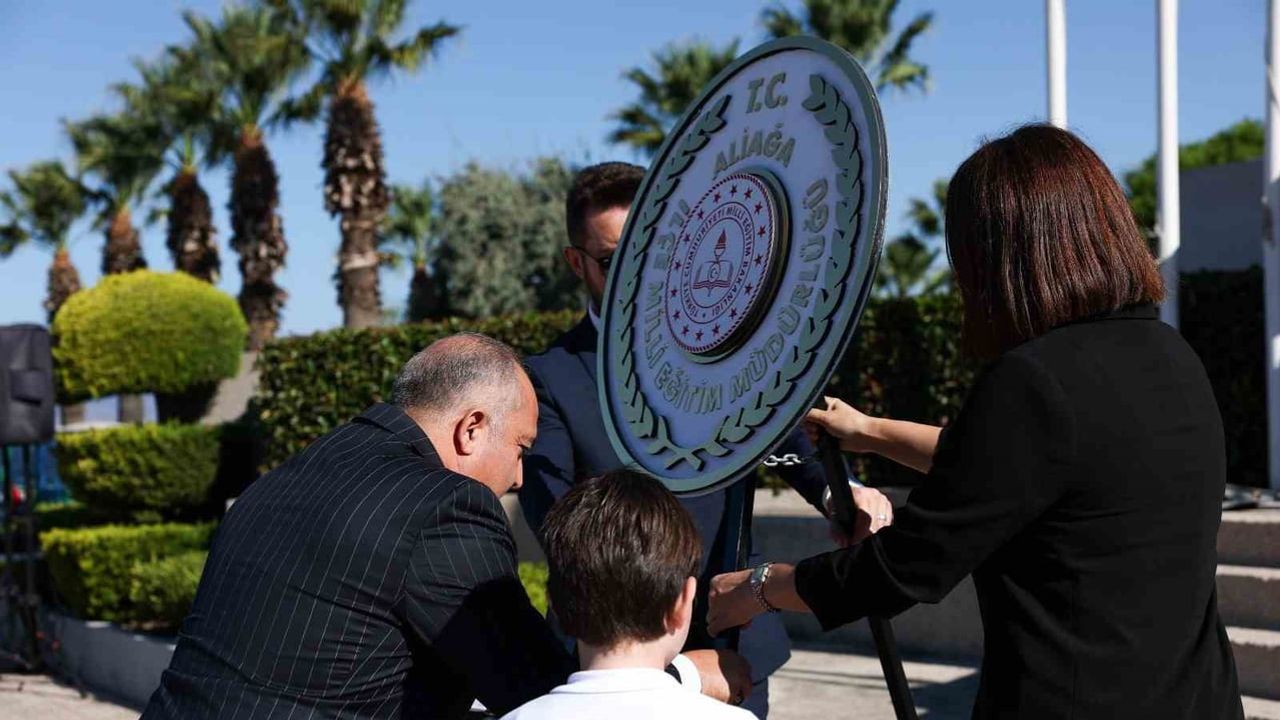 Eğitime ilk ders: Aliağa'da protokol ve öğrencilerin tören buluşması
