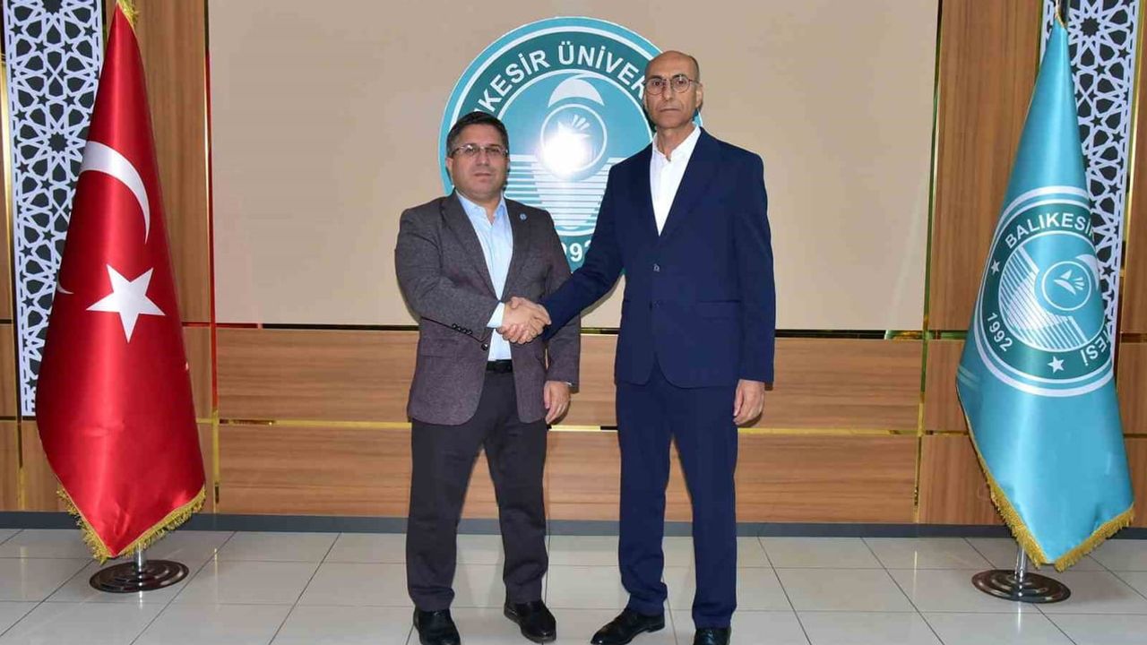 Eğitime ses desteği veren iş insanına rektörden plaket