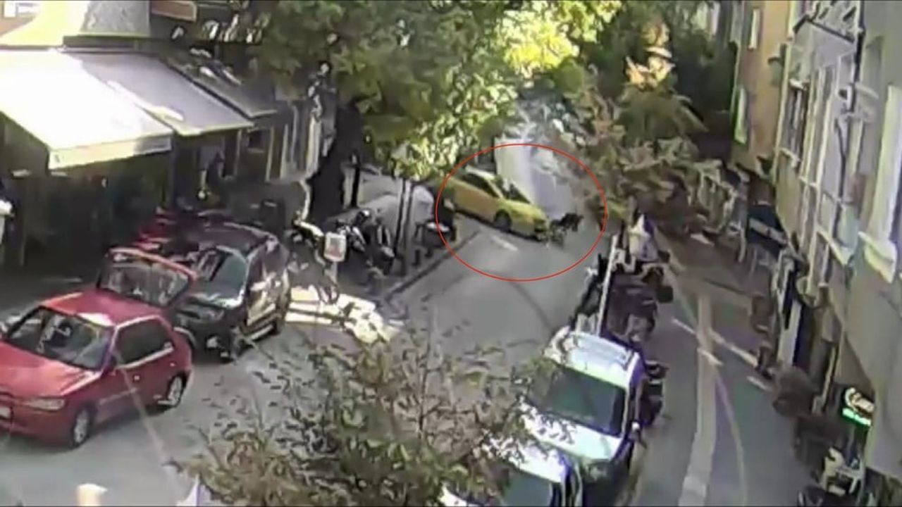 Ehliyetsiz motosikletli çırağın taksiyle çarpışması kamerada