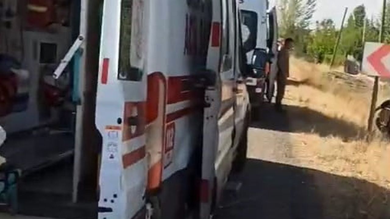 Elazığ'da Başyurt mevkiinde direksiyon hakimiyetini kaybeden araç şarampole devrildi