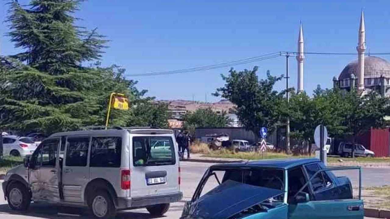 Elazığ'da bulvarda kaza: iki kişi yaralandı