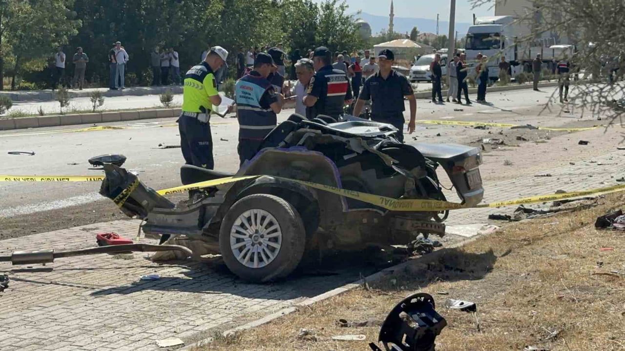 Elazığ'da çarpışma Fiat otomobili ikiye böldü: 2 ölü, 2 yaralı