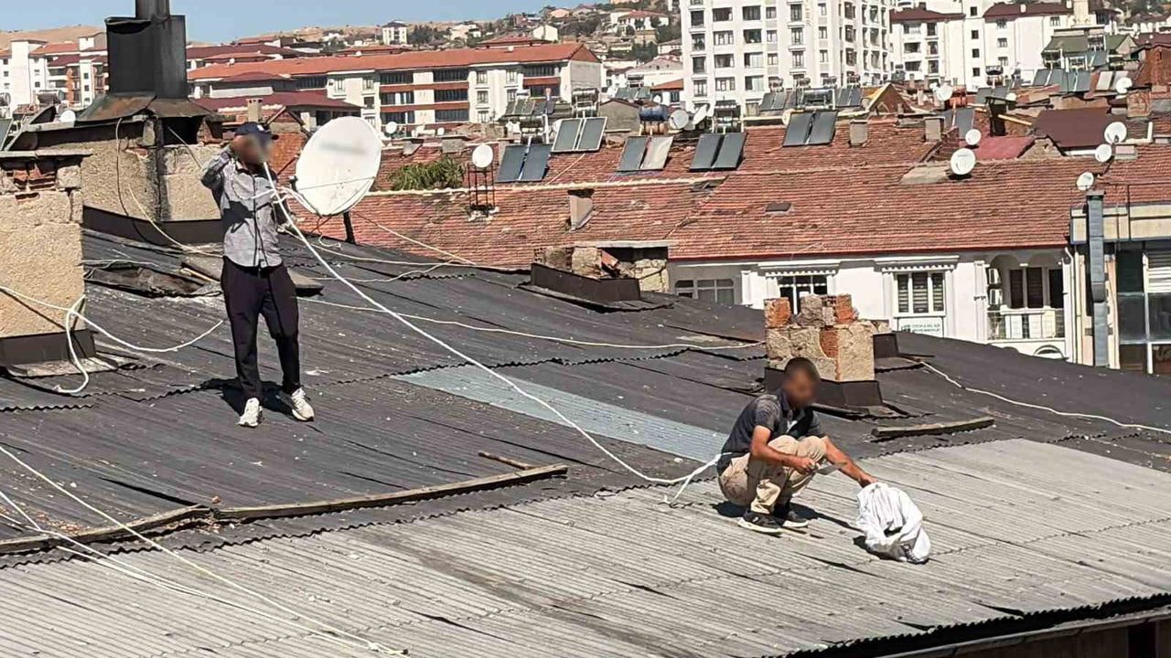 Elazığ'da çatıda halatla sarkan işçinin görüntüleri güvenlik endişesi yarattı
