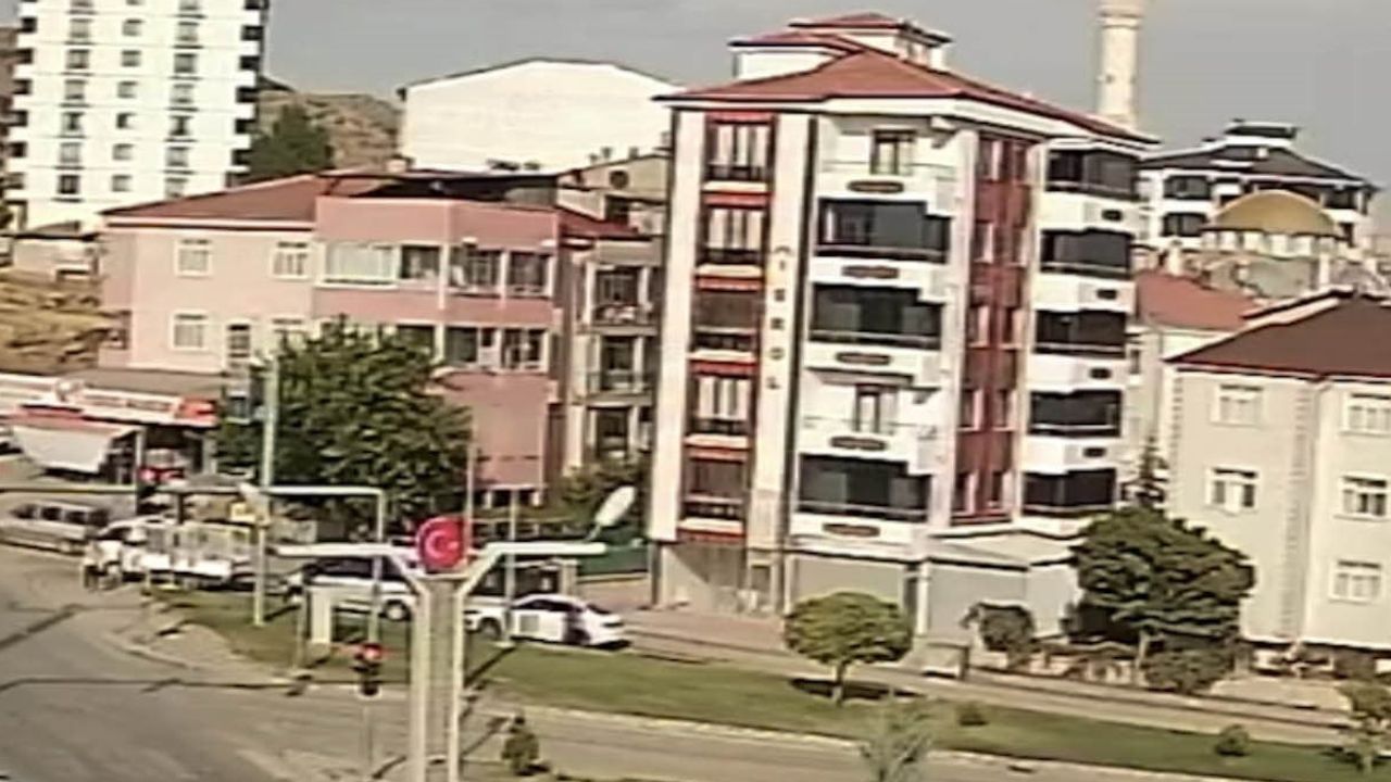 Elazığ'da el freni unutulan otomobil cadde boyunca ilerleyip tarlada durdu
