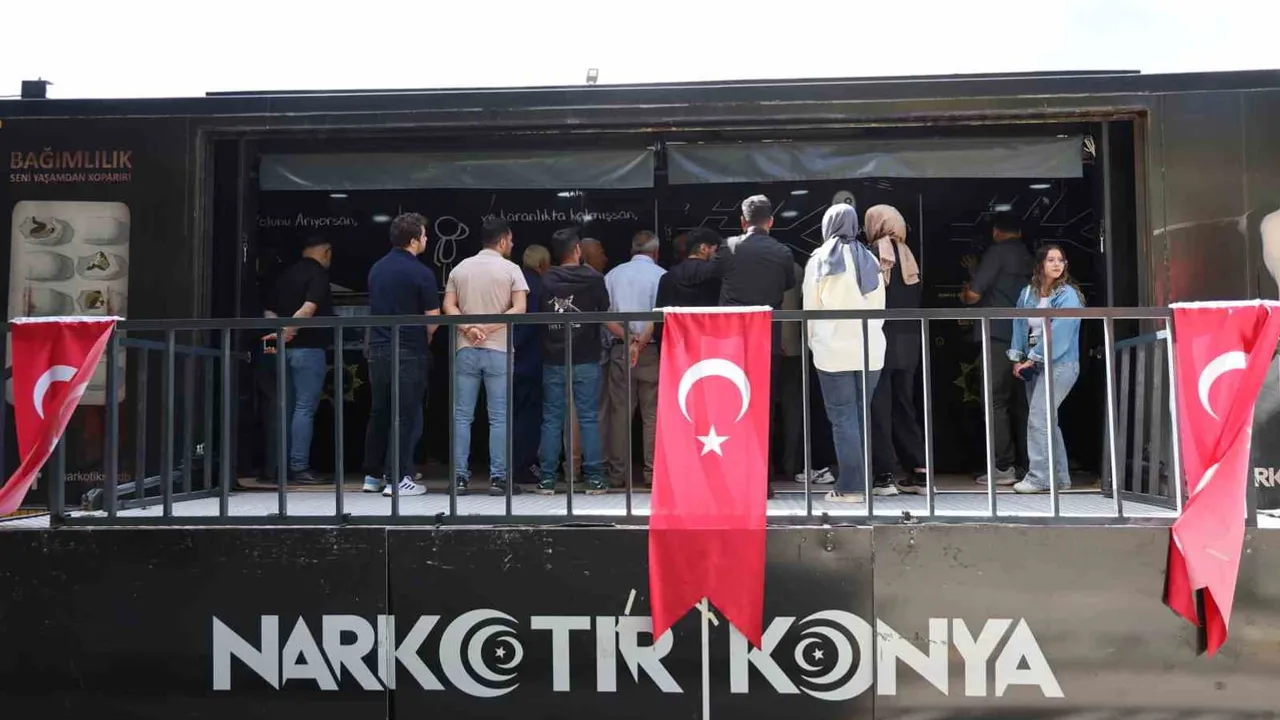 Elazığ’da ilk kez gelen NARKO TIR yoğun ilgi topladı