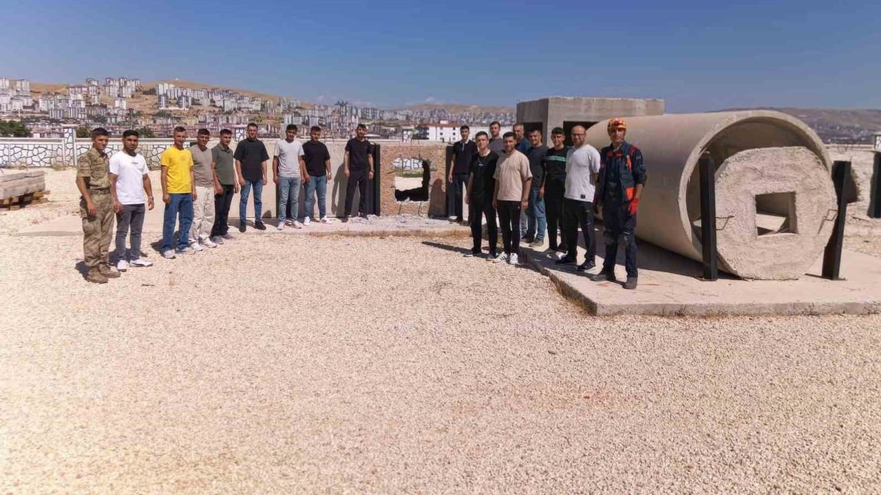 Elazığ'da jandarmaya enkazda arama kurtarma eğitimi sürüyor