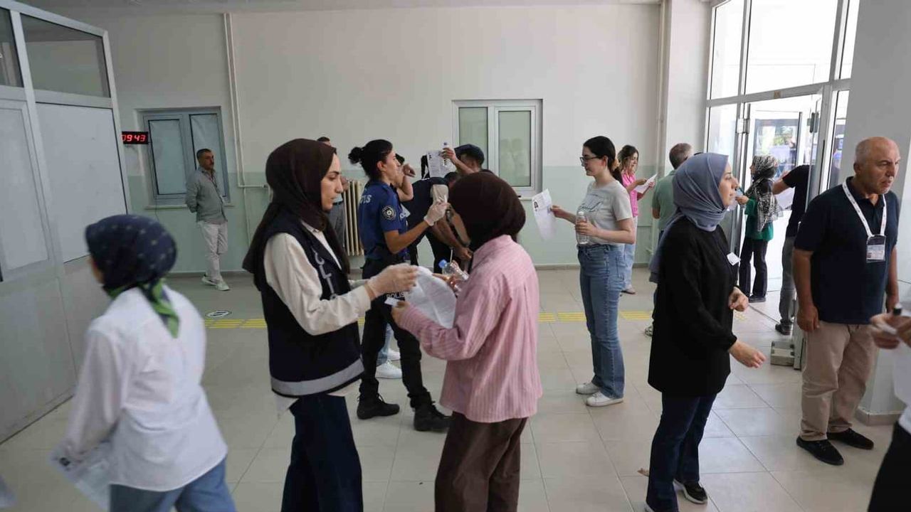 Elazığ’da memur olma umudu: binlerce aday KPSS salonlarında