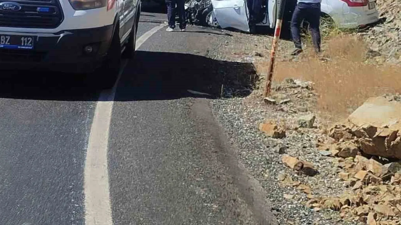 Elazığ'da Sivrice-Gözeli yolunda kaza: sıkışan sürücü ekiplerce kurtarıldı