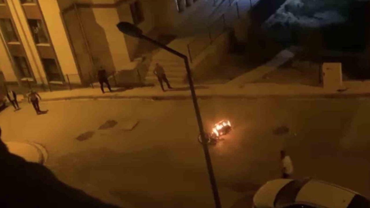 Elazığ'da sokakta motosikletini ateşe veren kişi gözaltına alındı