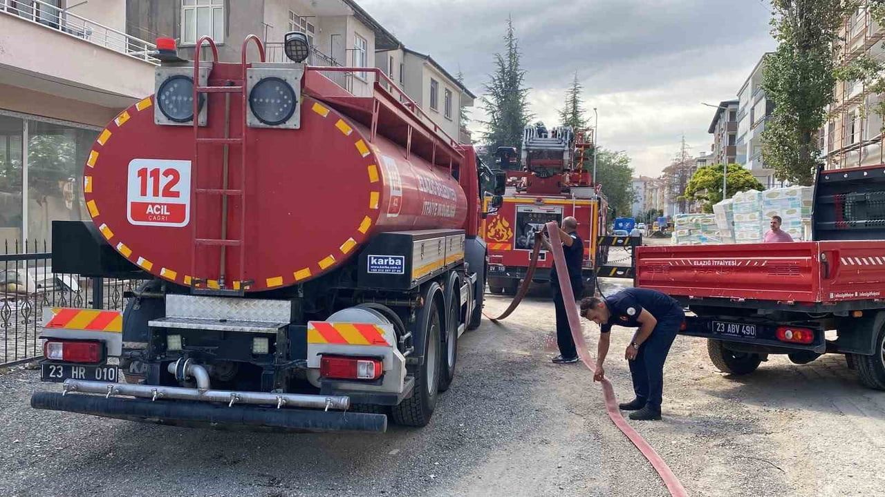 Elazığ'da Yarenler Sokak'ta çatı alevleri itfaiyenin müdahalesiyle söndürüldü