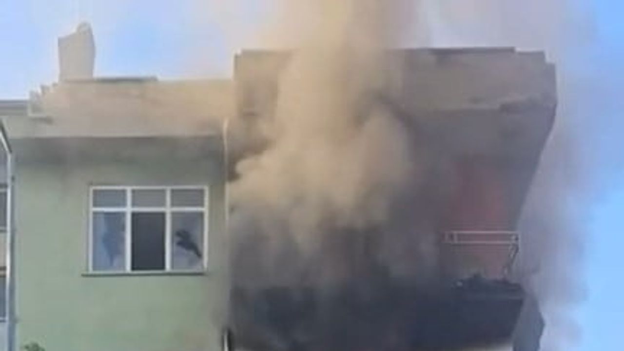 Elazığ Rüstempaşa'da 3. kattan yükselen yangın kontrol altına alındı
