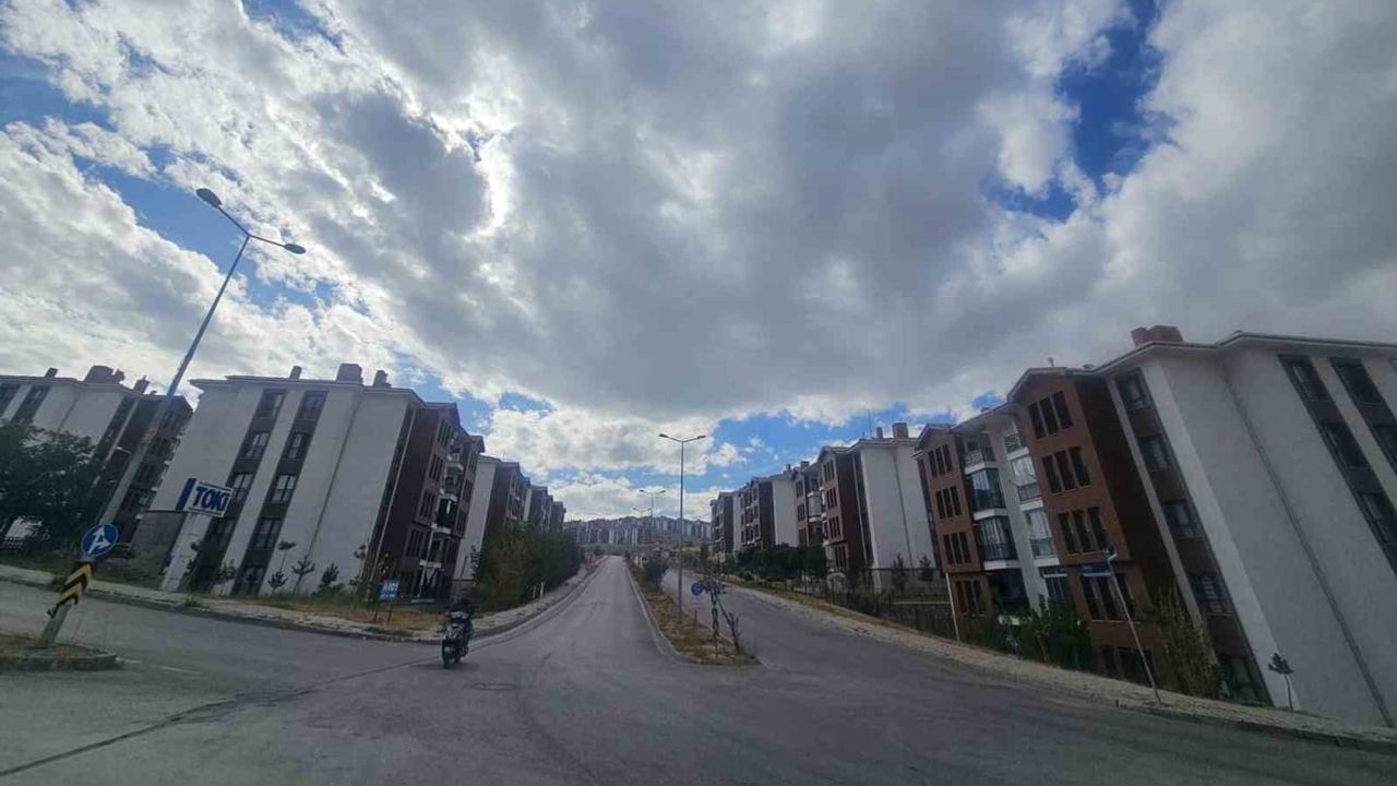 Elazığ semalarında balık pulu gibi sirrokümülüs gösterisi