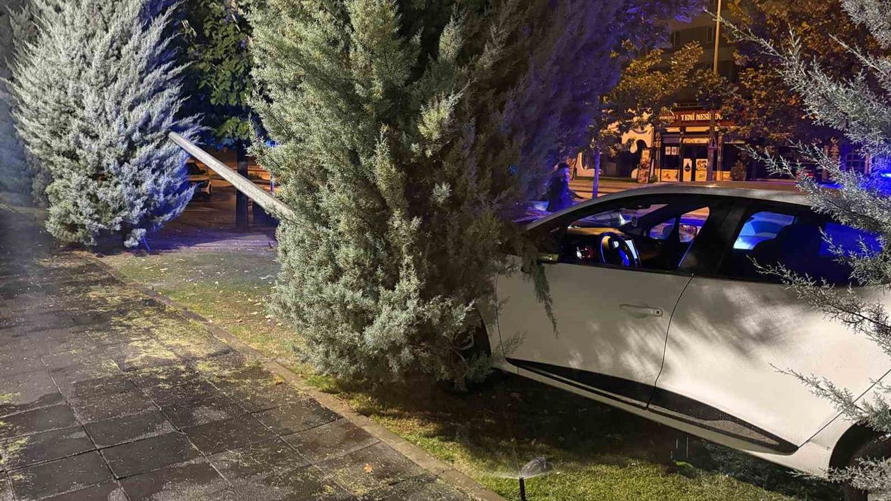 Elektrik direği devrildi Talas'ta otomobil karşı yola geçerek durdu