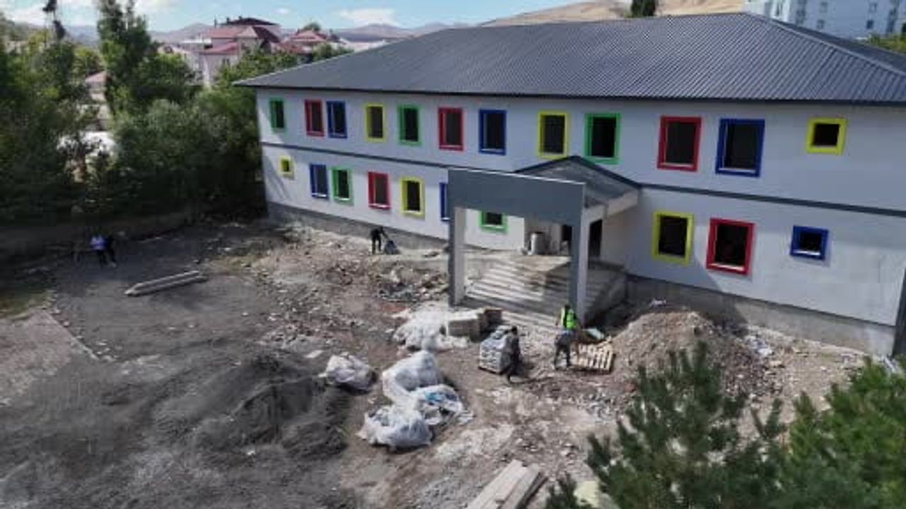 Eleşkirt'e 13 sınıflık okul ve 25 bin kitapla vefa