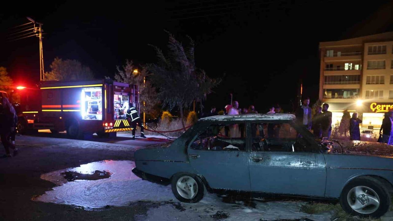Emek Mahallesi'nde parkta kalan otomobil yangında kullanılamaz hale geldi