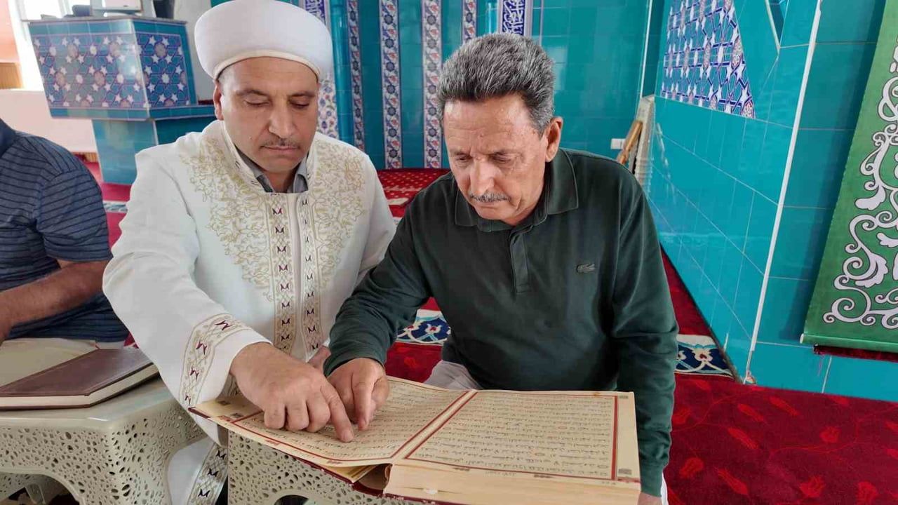 Emekli iki dost camide rahleye oturdu, birkaç ayda Kur'an-ı Kerim öğrendi