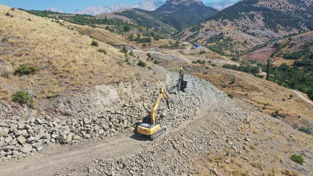 Emirler göleti'nde temel kazıları ve rölekasyon çalışmaları sürüyor