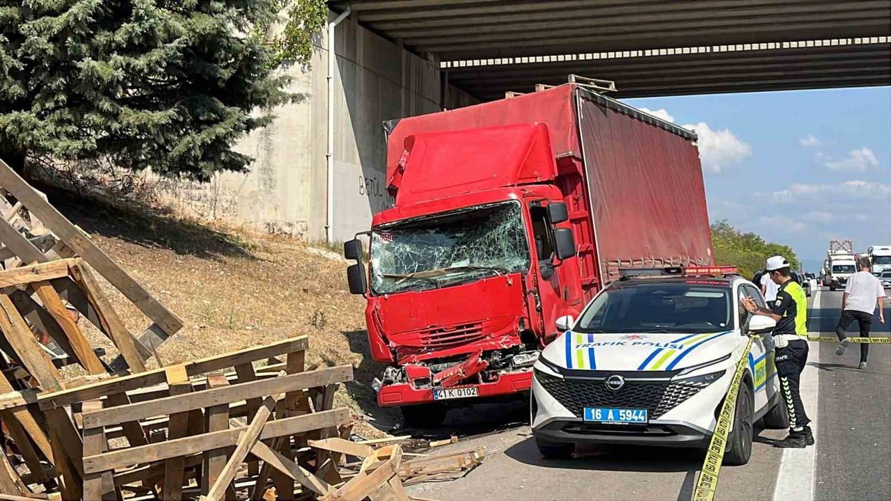 Emniyet şeridinde kamyonetin altında yaşamını yitirdi