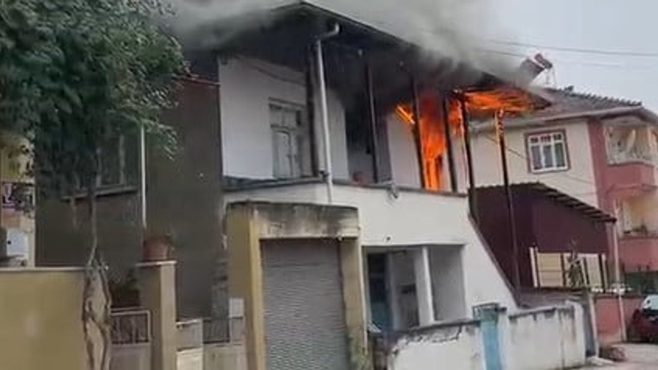 Erbaa’da mutfaktan başlayan yangın iki katlı evi kullanılamaz hale getirdi