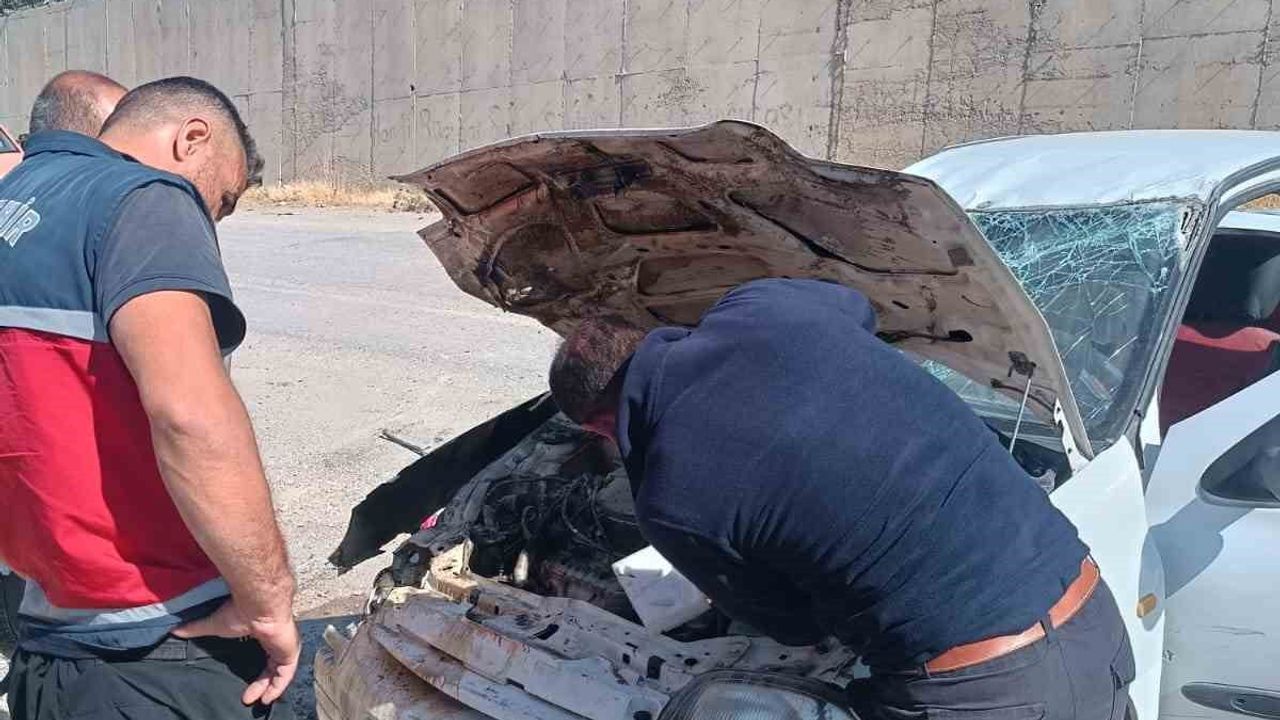 Erciş'te direksiyon hakimiyetini kaybeden araç istinat duvarından düştü
