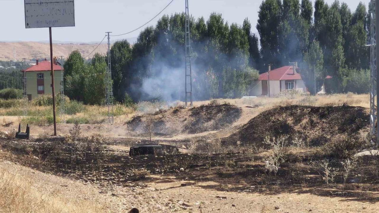 Erciş'te örtü üstü yangın itfaiye ekiplerince söndürüldü