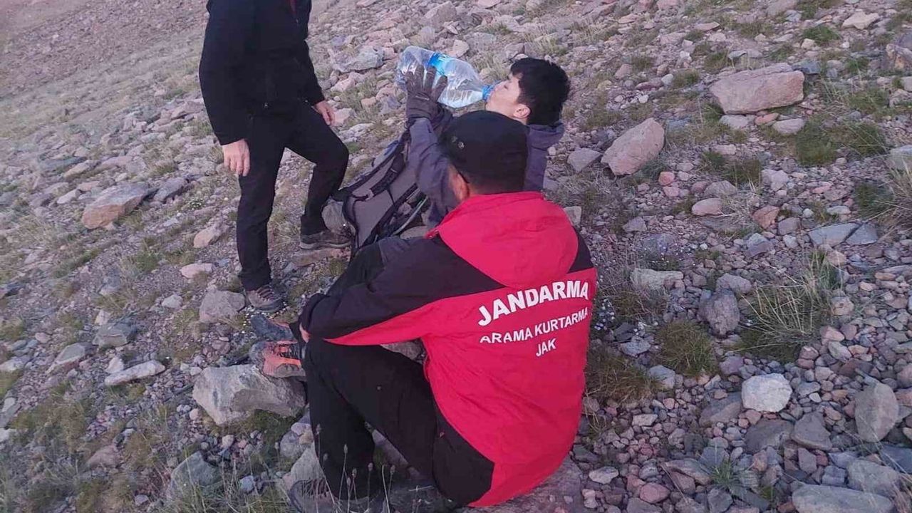 Erciyes’in kuzey yamacında mahsur kalan yabancı uyruklu kişi ekiplerin hızlı müdahalesiyle kurtarıldı