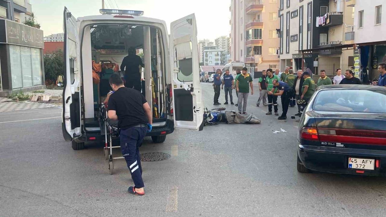 Erdemli'de kavşakta çarpışma: motosiklet sürücüsü bacak ve kafa yarasıyla hastaneye kaldırıldı