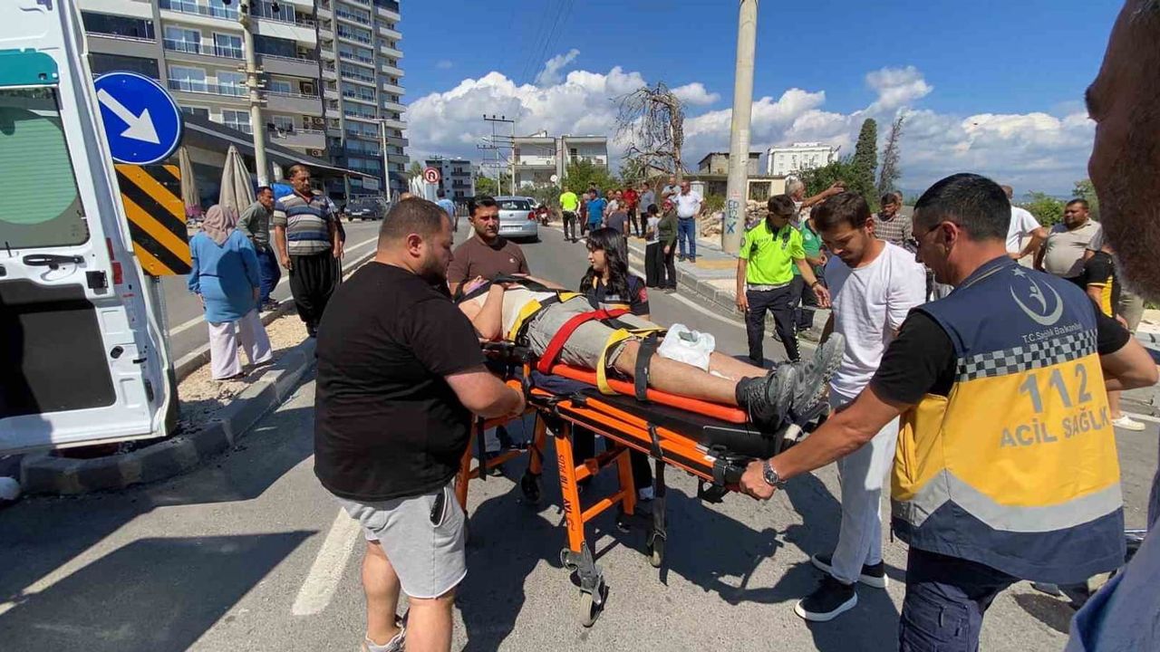 Erdemli'de kavşakta çarpışma: motosiklet sürücüsü ve yolcusu yaralandı