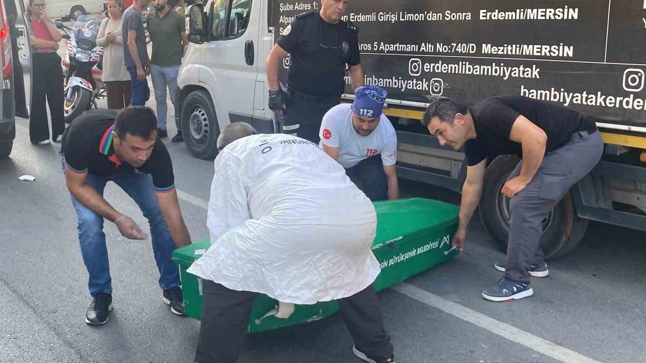 Erdemli'de tırla çarpışan motosiklet kamyonete çarptı: sürücü yaşamını yitirdi