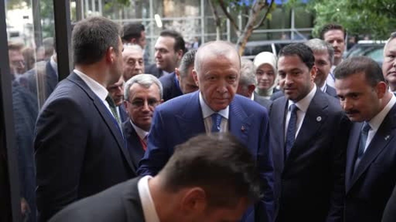 Erdoğan New York'ta Türkevi karşısındaki pastanede vatandaşlarla buluştu