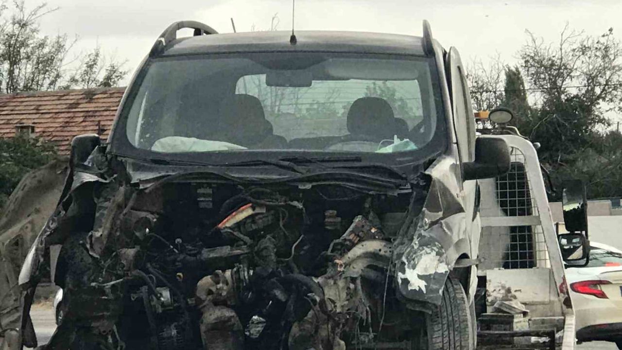 Ereğli'de kavşakta çarpışma: otomobil ikiye bölündü, 2 yaralı