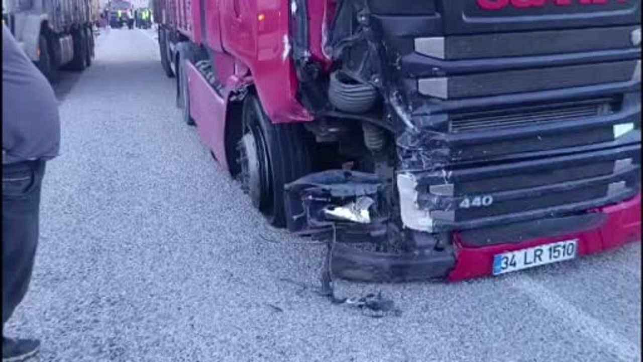 Erenek'te yol kenarında bekleyen araca tır çarptı: beş kişi yaralandı