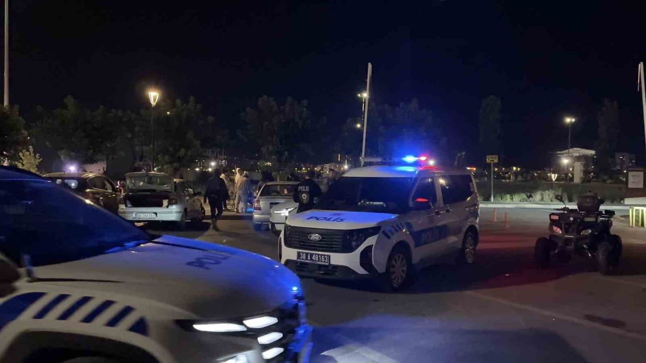 Erenköy Millet Bahçesi'nde bıçaklı kavga: bir kişi bacağından yaralandı