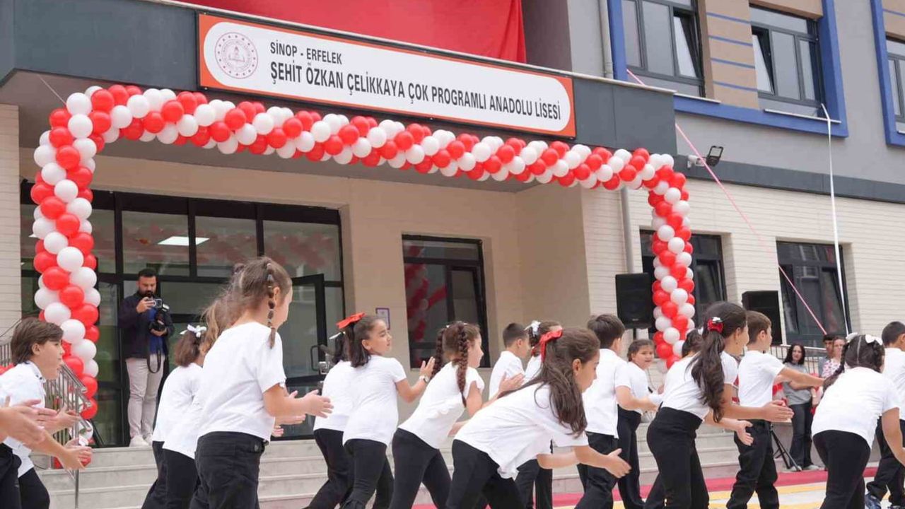 Erfelek'te modern kampüs: Şehit Özkan Çelikkaya Lisesi öğrencilerle buluştu