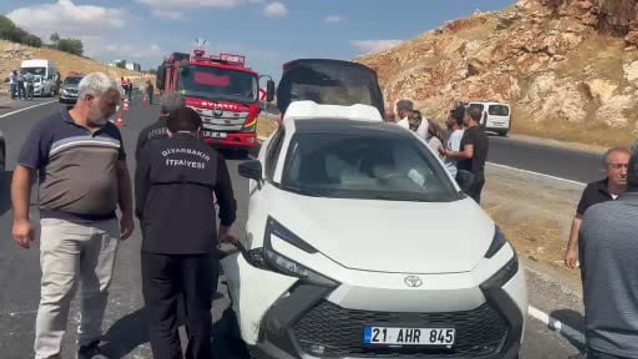 Ergani Karpuzlu mevkiinde otomobil ile traktör çarpıştı: 4 kişi yaralandı