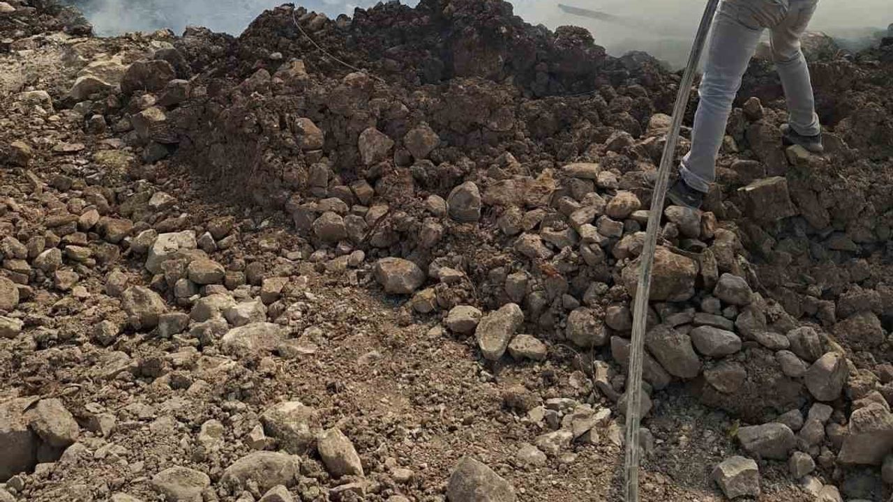 Eruh'taki Zarova Çayı yangını ekiplerin koordineli müdahalesiyle kontrol altına alındı