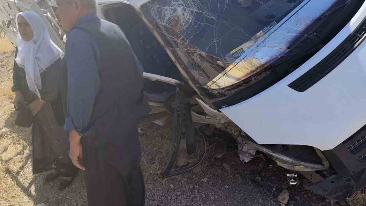 Eruh yolunda direksiyon hakimiyeti kaybı sonucu çarpışma: dört kişi yaralandı