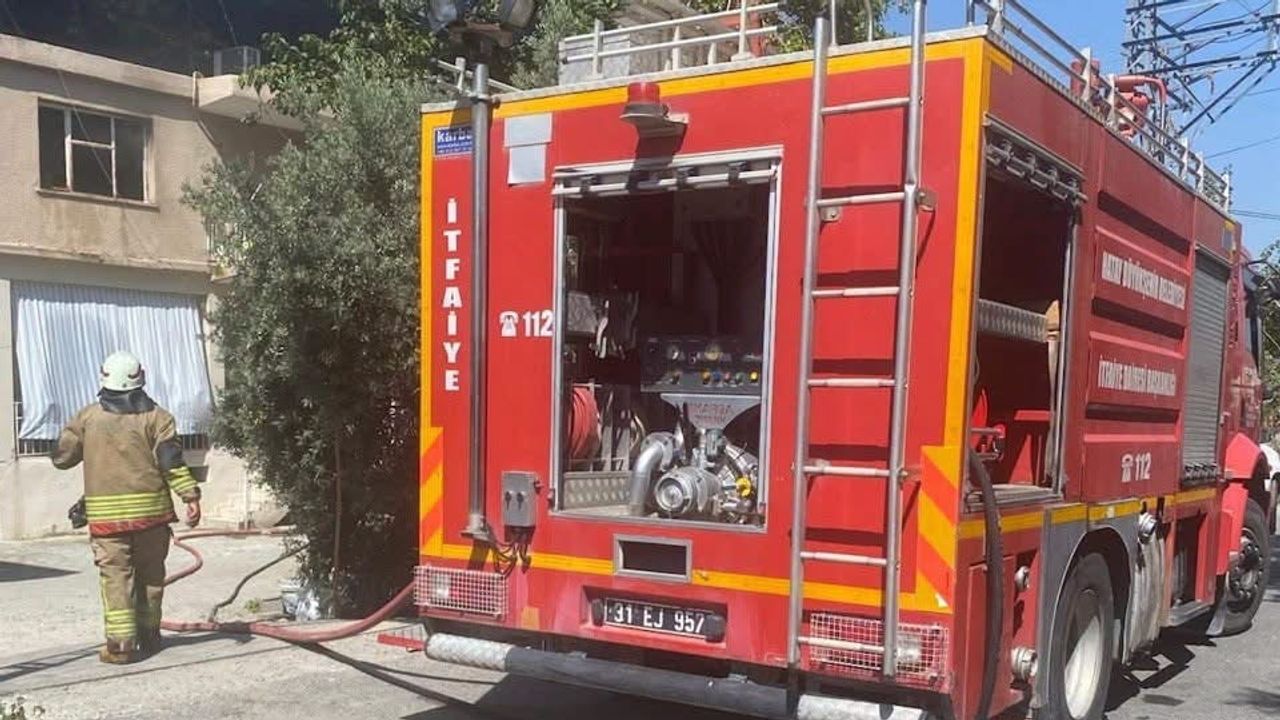 Erzin’de Mustafalı Mahallesi'nde üst kat alevleri itfaiyenin erken müdahalesiyle durduruldu