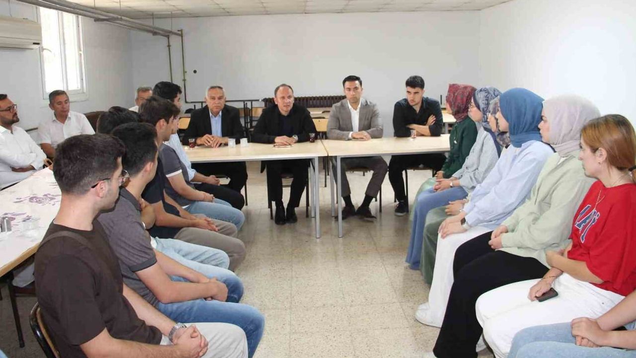 Erzin kaymakamı Yunus Emre Akpınar YKS başarısı gösteren öğrencileri ağırladı