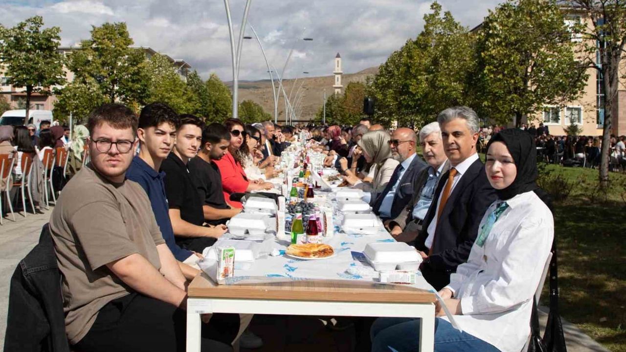 Erzincan Binali Yıldırım Üniversitesi'nde yeni dönem öğrencilerine kahvaltı ile karşılama