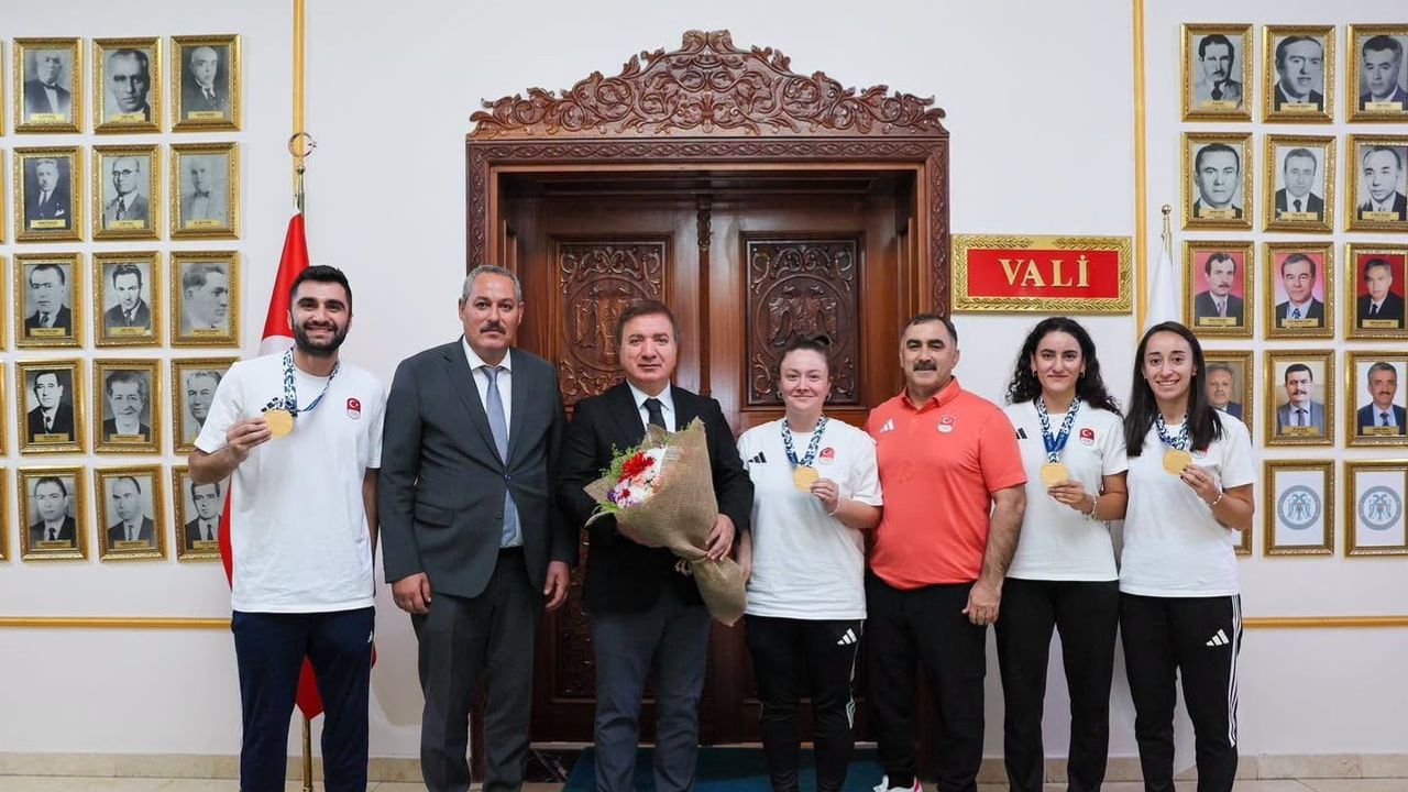 Erzincan’da beş altın kazanan sporculara valilikte kutlama